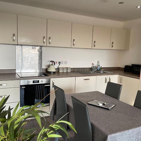 Balcony Marina Apartment With City Skyline Views - Free Secure Parking Манчестер Экстерьер фото