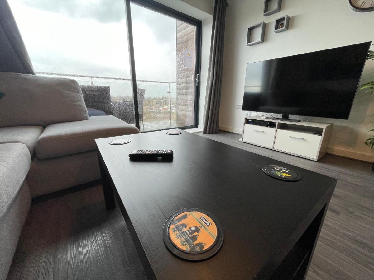 Balcony Marina Apartment With City Skyline Views - Free Secure Parking Манчестер Экстерьер фото