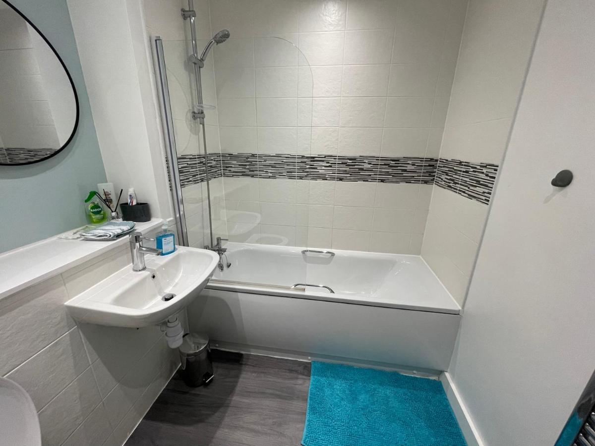 Balcony Marina Apartment With City Skyline Views - Free Secure Parking Манчестер Экстерьер фото