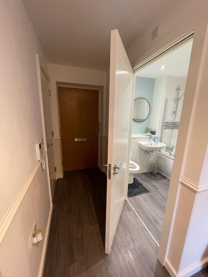 Balcony Marina Apartment With City Skyline Views - Free Secure Parking Манчестер Экстерьер фото